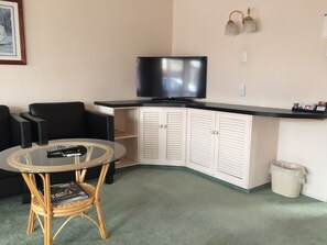 Studio, Jetted Tub (Large) | Premium bedding, iron/ironing board, free WiFi, bed sheets - Boulevard Motel & Restaurant (Rotorua)