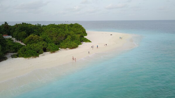 Ubicación a pie de playa y arena blanca