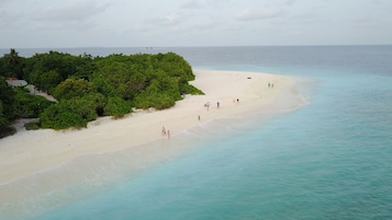 En la playa, arena blanca