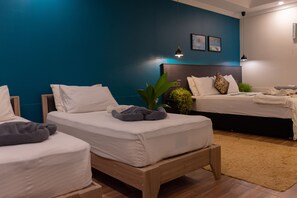 Habitación familiar doble, no fumadores | Edredones de plumas, minibar, caja fuerte y decoración individual