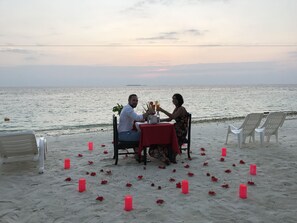 Di pantai dan pasir putih