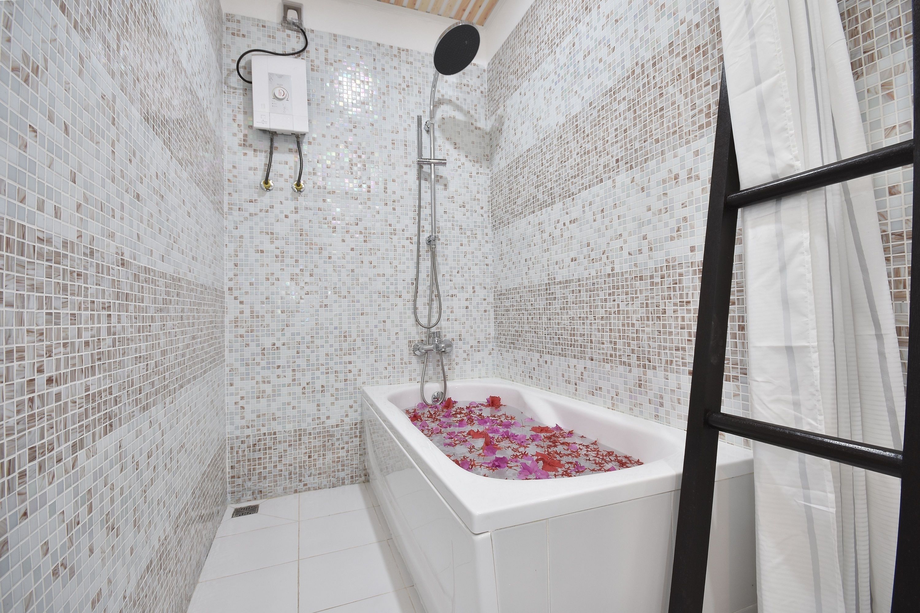 Deep-soaking bathtub