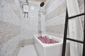 Deep-soaking bathtub