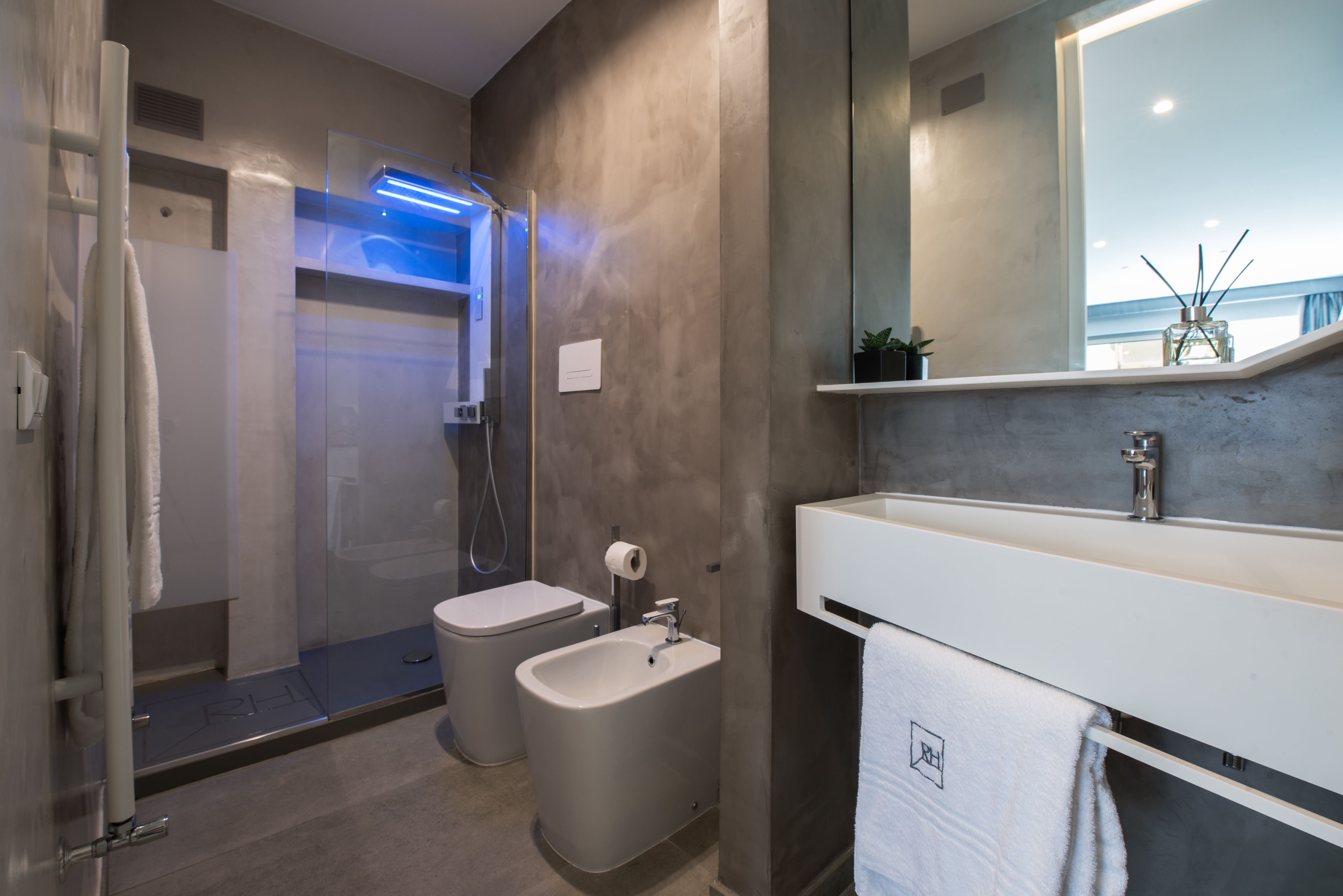 Luxury Suite, Balcony | Bathroom | Shower, rainfall showerhead, free toiletries, hair dryer