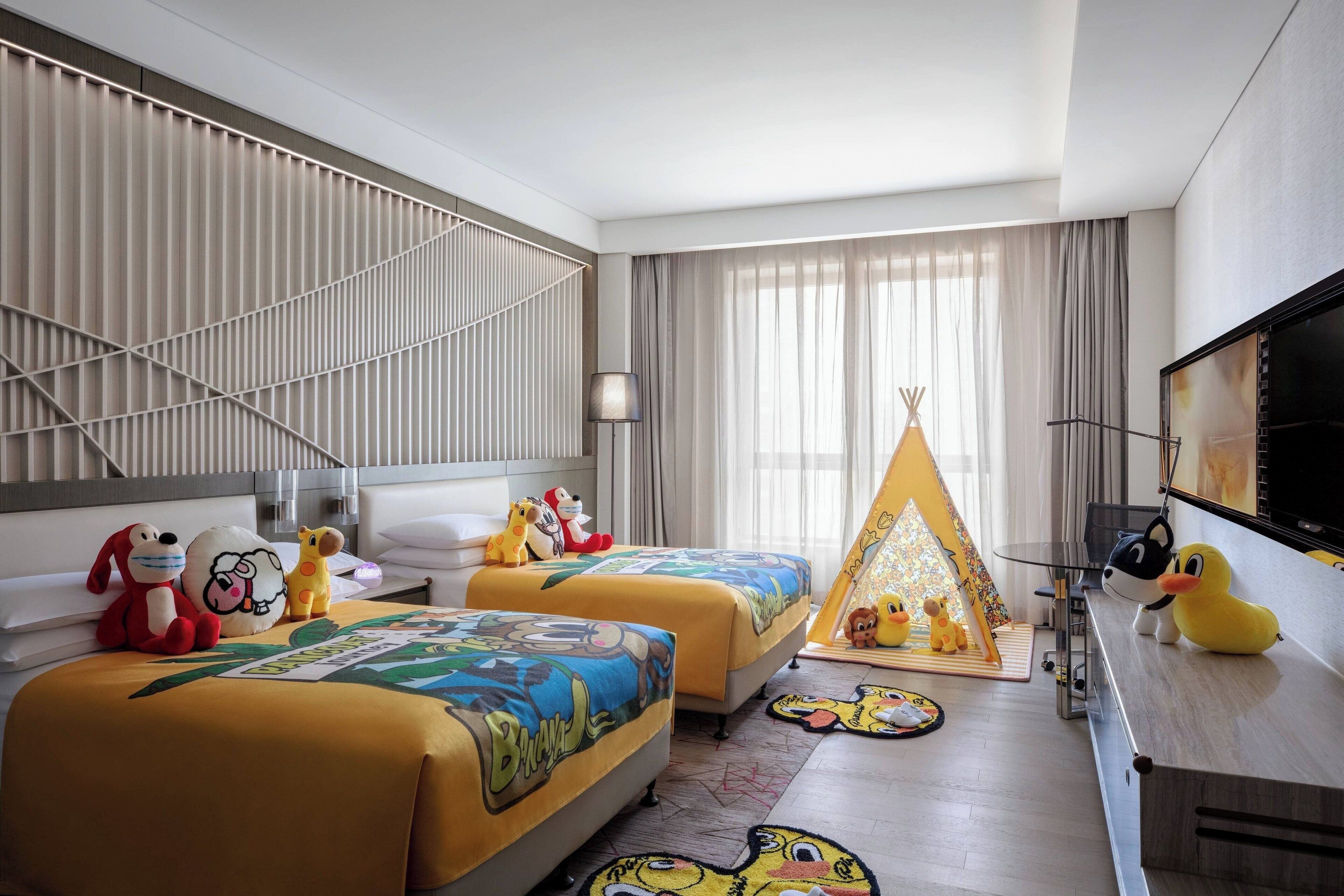 Minibar, caja de seguridad en la habitación y escritorio 