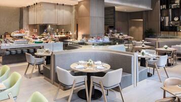 Daily buffet breakfast (CNY 147 per person)