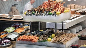Un buffet de fruits de mer avec une variété de crustacés et de poissons présentés sur de la glace.