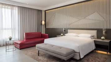 Studio, 1 King Bed | Minibar, in-room safe, desk, iron/ironing board