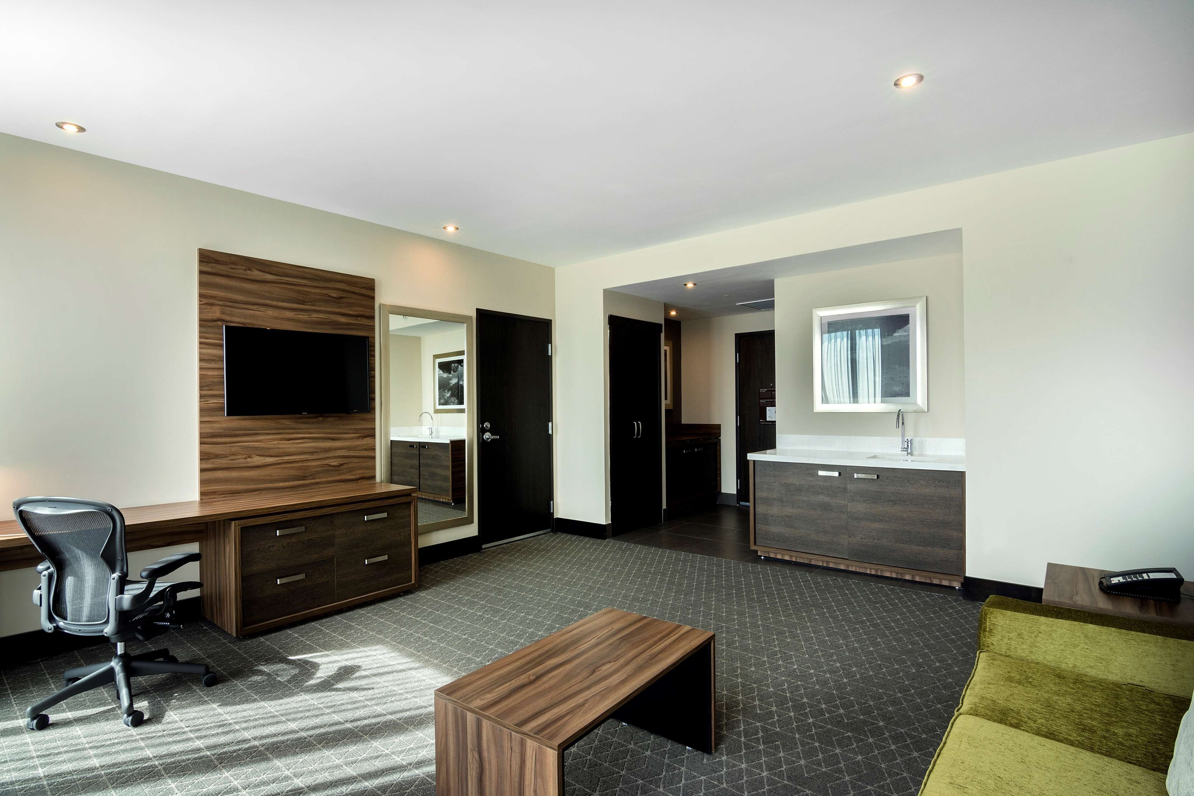 suite, 1 bedroom | in-room safe, desk, blackout curtains, iron/ironing board