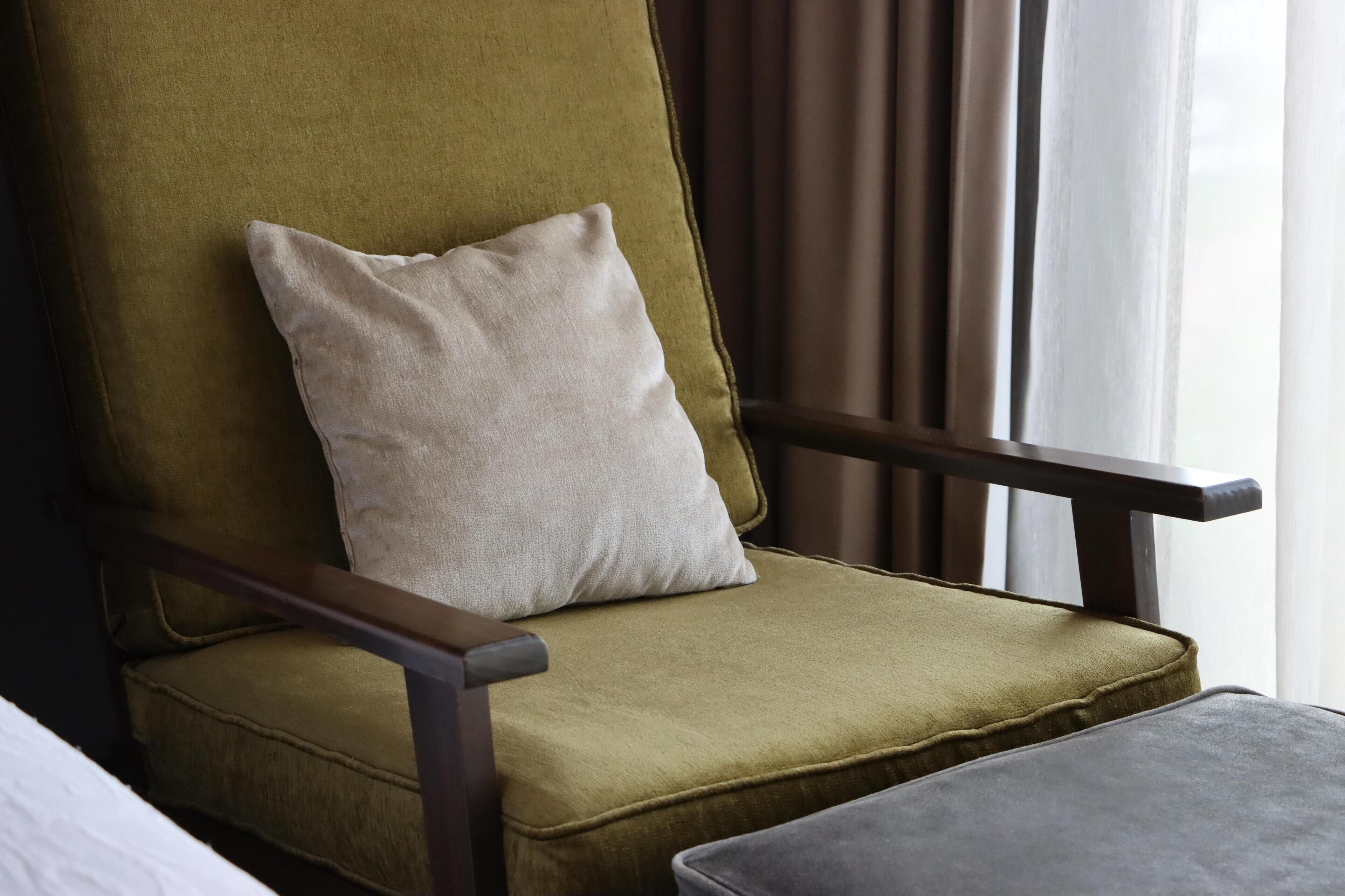 room, 1 king bed | living area | 47-inch led tv with cable channels, tv