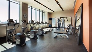A gym with treadmills, elliptical machines, and free weights. - Hilton Garden Inn Aguascalientes (Aguascalientes)