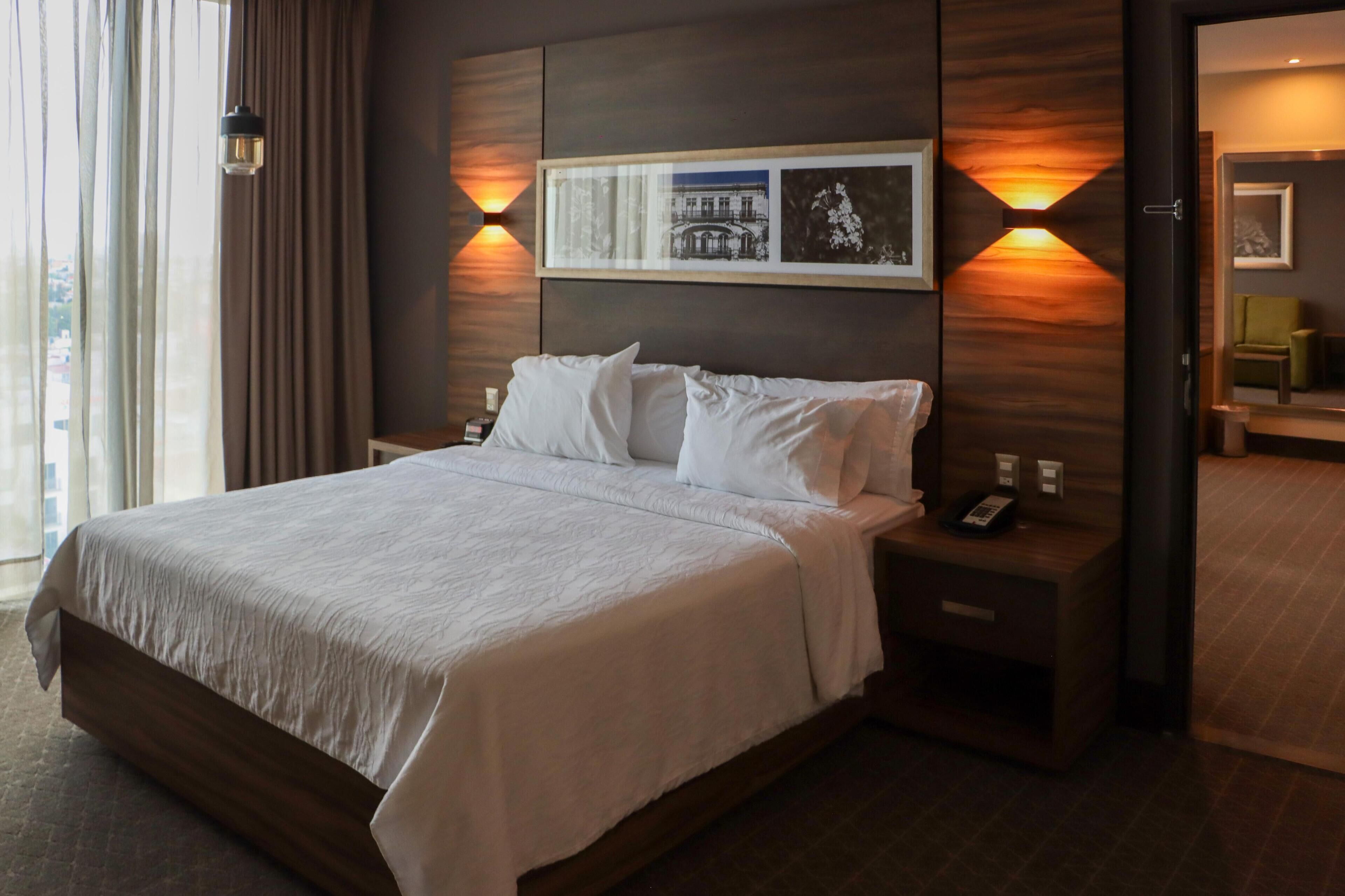 Suite, 1 habitación | Caja de seguridad en la habitación, escritorio y cortinas blackout 