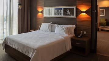 Suite, 1 habitación | Caja de seguridad en la habitación, escritorio y cortinas blackout