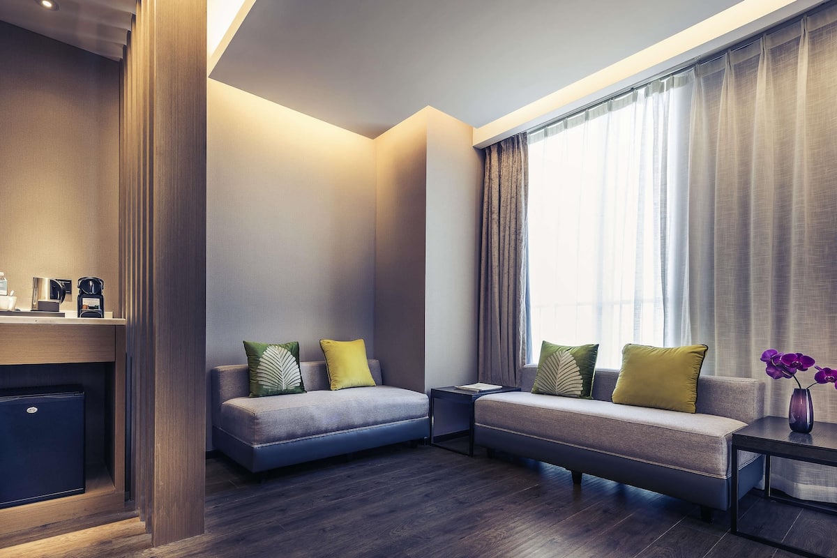 Executive Suite, 1 King Bed, Accessible | Minibar, in-room safe, desk, soundproofing