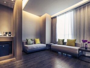 Executive-Suite, 1 King-Bett, barrierefrei | Minibar, Zimmersafe, Schreibtisch, schallisolierte Zimmer