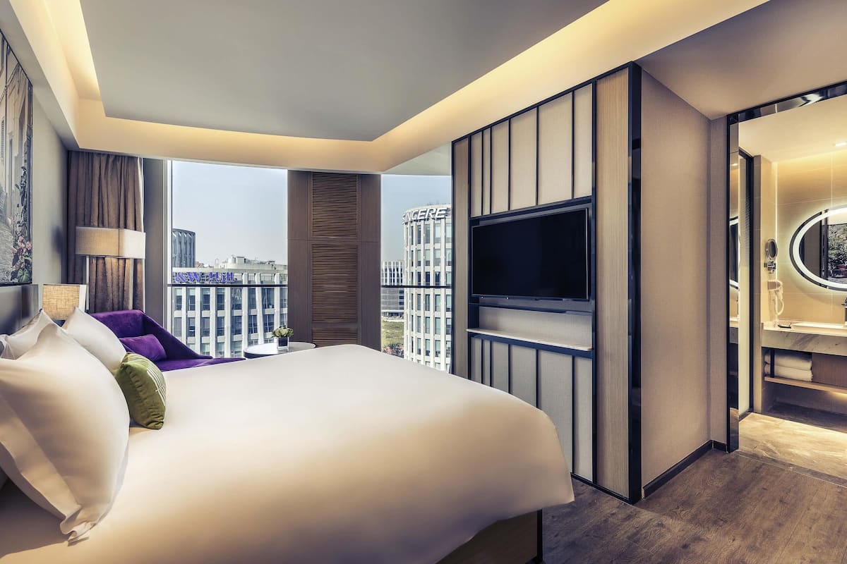 Standardzimmer, 1 King-Bett | Minibar, Zimmersafe, Schreibtisch, schallisolierte Zimmer