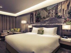 Camera Deluxe, 1 letto king | Minibar, una cassaforte in camera, una scrivania, insonorizzazione