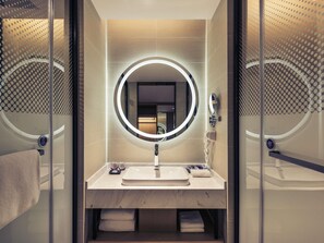 Minibar, Zimmersafe, Schreibtisch, schallisolierte Zimmer