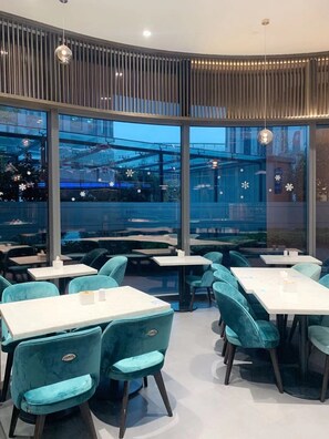 Breakfast, dinner, brunch served; international cuisine  - Mercure Shanghai Hongqiao Railway Station (Shanghai)