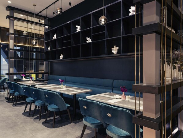 Breakfast, dinner, brunch served; international cuisine 