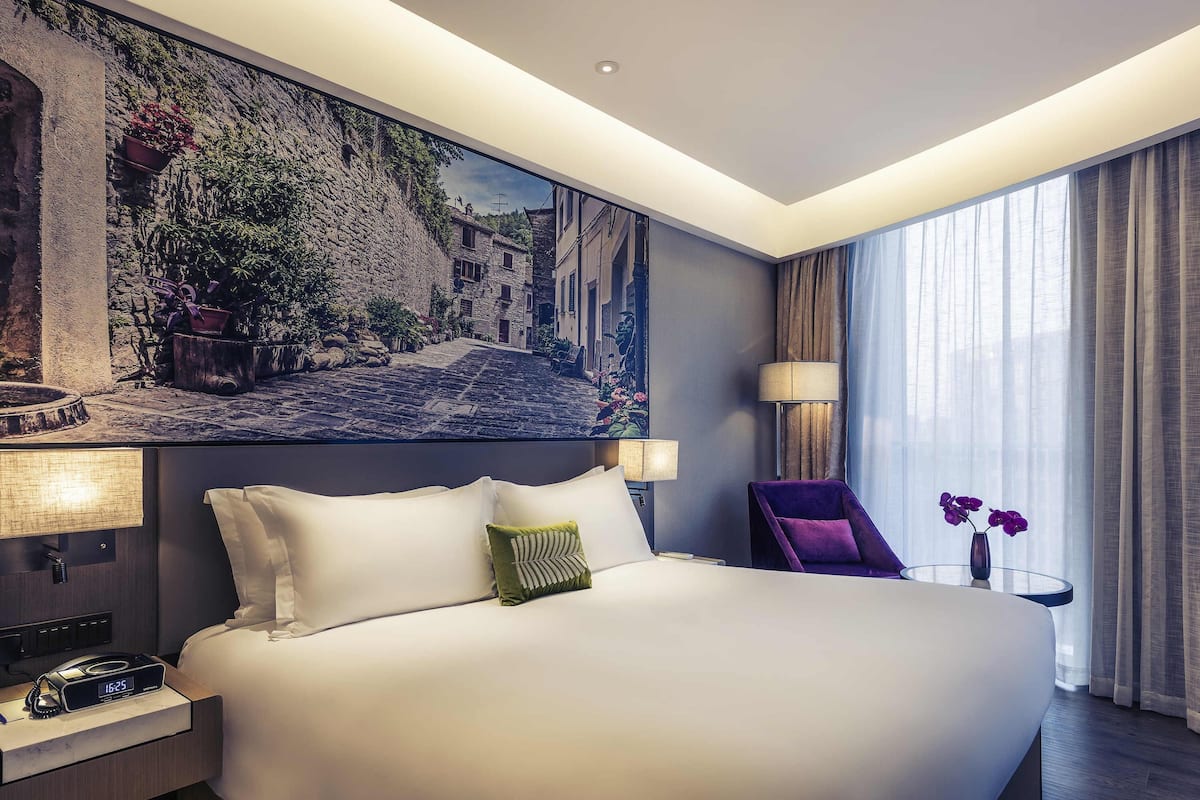 Standard Room, 1 King Bed | Minibar, in-room safe, desk, soundproofing