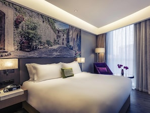 Standard Room, 1 King Bed | Minibar, in-room safe, desk, soundproofing