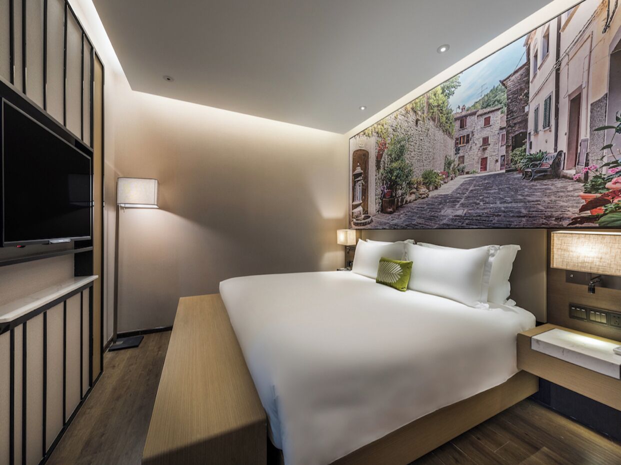 Executive Suite, 1 King Bed, Accessible | Minibar, in-room safe, desk, soundproofing