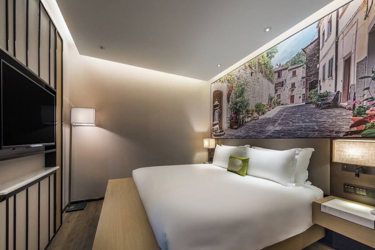 Executive Suite, 1 King Bed, Accessible | Minibar, in-room safe, desk, soundproofing