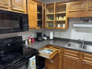 Mikrobølgeovn, ovn, kokeplater og oppvaskmaskin