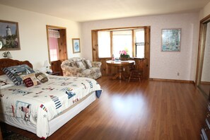 4 quartos, escrivaninha, ferros/tábuas de passar roupa, berço de viagem