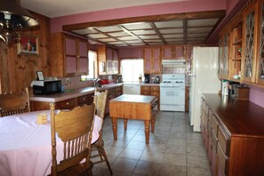Fridge, microwave, oven, stovetop - Ocean's Breeze, a welcoming space to gather in Morro 'Heights' . Pet friendly! (Morro Bay)