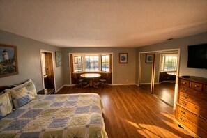 4 bedrooms, desk, iron/ironing board, travel crib - Ocean's Breeze, a welcoming space to gather in Morro 'Heights' . Pet friendly! (Morro Bay)