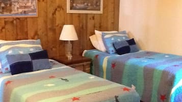 4 quartos, escrivaninha, ferros/tábuas de passar roupa, berço de viagem