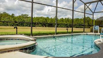 Piscina a l'aire lliure i piscina climatitzada