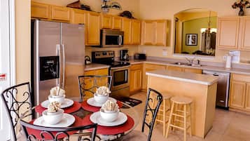 Frigorífic, microones, forn i placa de cuina