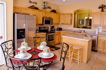 8BR, 4.5 BA, Pool, Sleeps 16