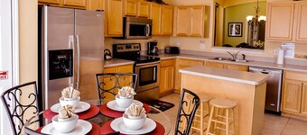 8BR, 4.5 BA, Pool, Sleeps 16