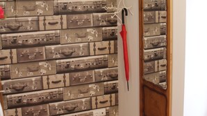 Ein Zimmer mit einer Wand aus Vintage-Koffern, einer Holzbalkendecke und einem Spiegel.