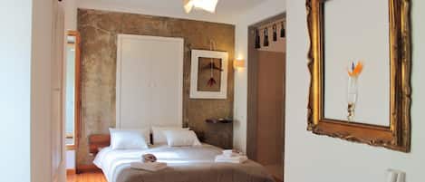 Desk, iron/ironing board, internet, bed sheets