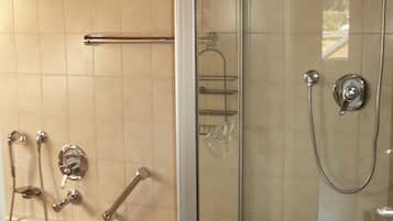Badewanne, Haartrockner, Handtücher, Seife
