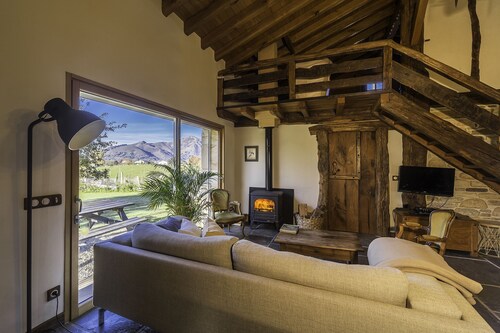 SHEEPFOLD tyypillisessä kylässä. Kolme tähtiä.  CALM merin ja vuoren välillä