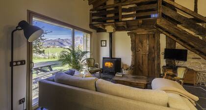 SHEEPFOLD tyypillisessä kylässä. Kolme tähtiä. CALM merin ja vuoren välillä