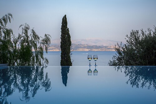 Villa ALGEOS between sky and crystal clear sea 