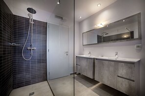 Baignoire, séchoir à cheveux, serviettes fournies, savon