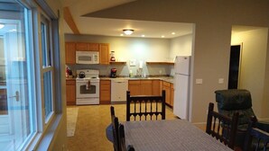 Una cocina compacta con armarios de madera, microondas, estufa y refrigerador.