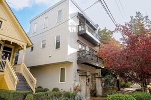 Exterior - Northwest Alphabet District! Walk to it all! Light & Airy Free Parking 970 sq.ft (Portland)