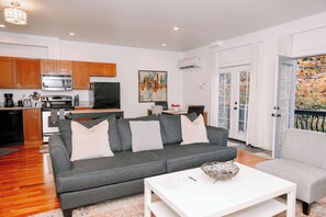 Smart TV, fireplace - Northwest Alphabet District! Walk to it all! Light & Airy Free Parking 970 sq.ft (Portland)