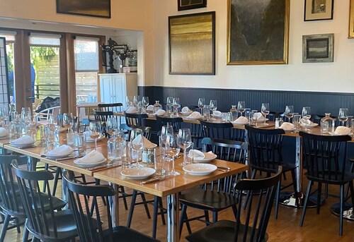 Northwest Alphabet District! Walk to it all! Light & Airy Free Parking 970 sq.ft