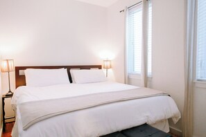 1 bedroom, desk, iron/ironing board, travel cot - Northwest Alphabet District! Walk to it all! Light & Airy Free Parking 970 sq.ft (Portland)