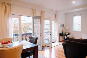 Interior - Northwest Alphabet District! Walk to it all! Light & Airy Free Parking 970 sq.ft (Portland)